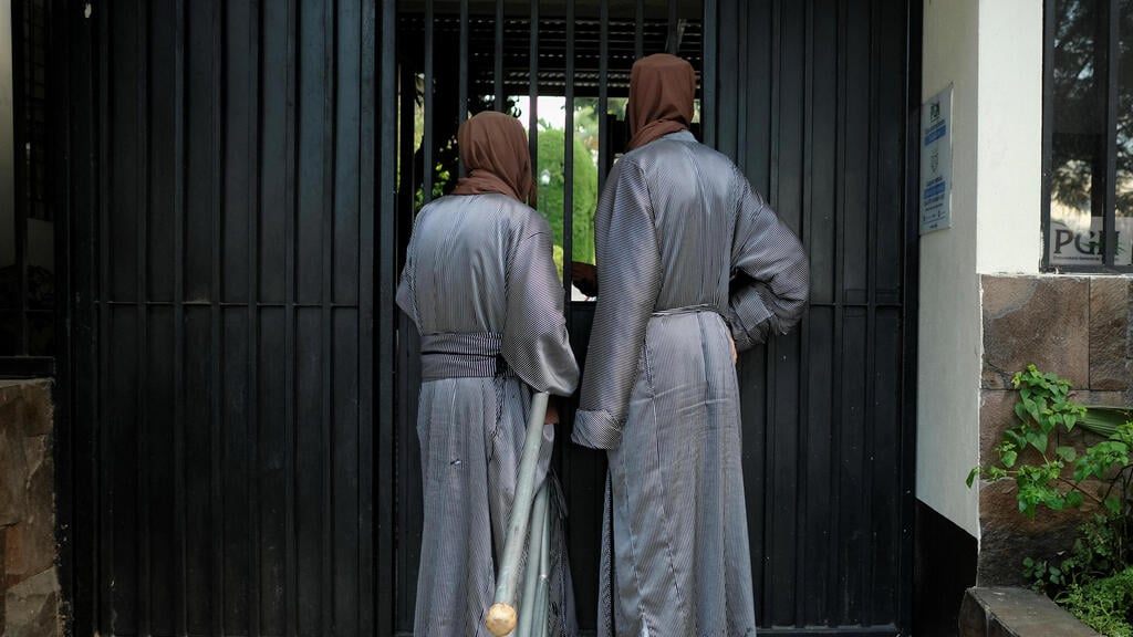 Female members of the Lev Tahor sect in Guatemala (Photo: Reuters) שתי נשים בכניסה לאחד המבנים בכת