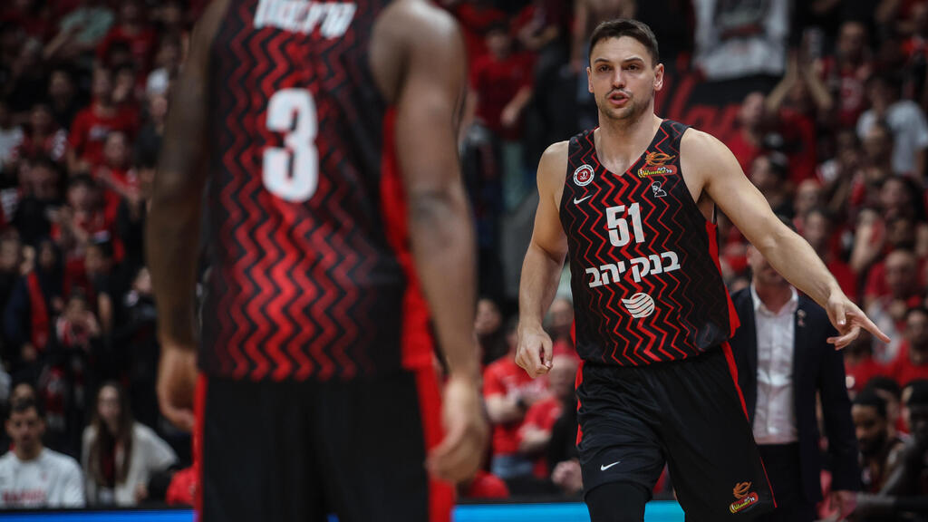 חוזר לארץ. קולשוב במדי הפועל ירושלים (צילום: עוז מועלם) שחקן הפועל ירושלים איגור קולשוב