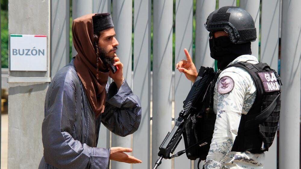 A Lev Tahor sect member with Guatemalan officer אחד מאנשי הכת עם איש ביטחון