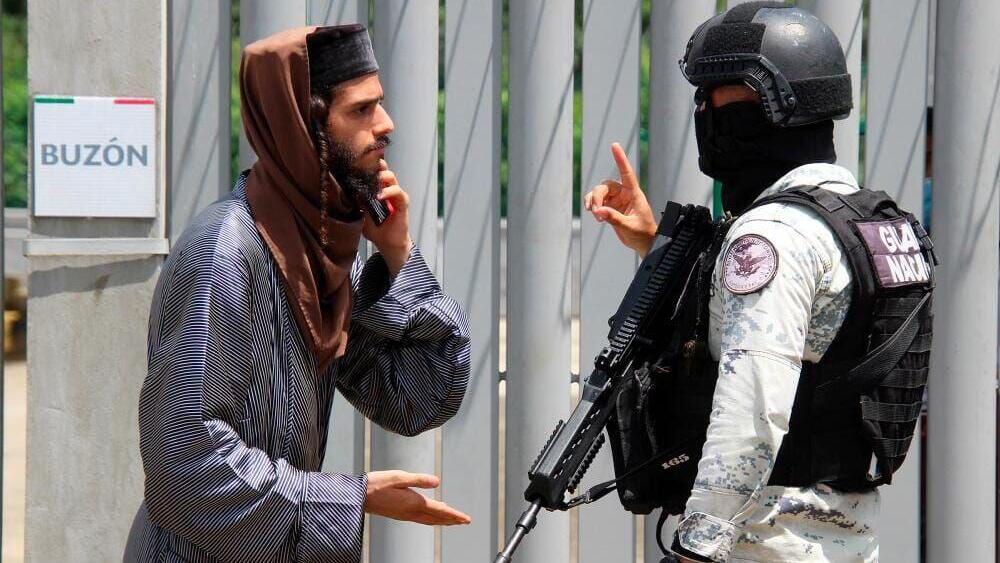 Lev Tahor cult member argues with a security official אחד מאנשי הכת עם איש ביטחון