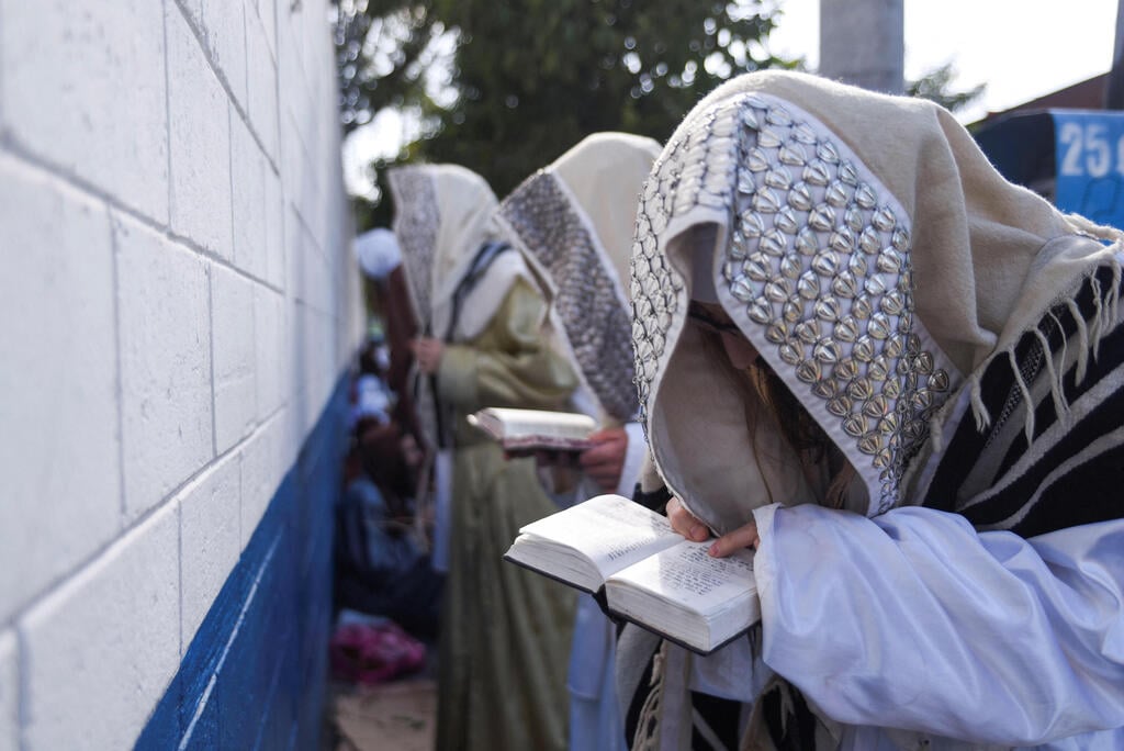 Lev Tahor sect memebers (Photo: REUTERS/Cristina Chiquin) תפילה אחרי המבצע המשטרתי
