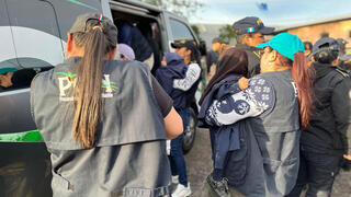 שוטרות נושאות ילדים בידיהן לרכב המשטרתי
