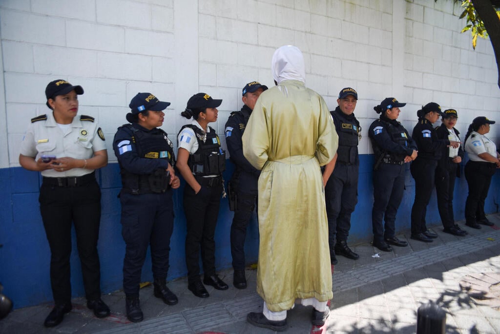 Guatemalan police during a raid on the Lev Tahor compound last year (Photo: REUTERS/Cristina Chiquin) אחד מאנשי הכת מול השוטרים
