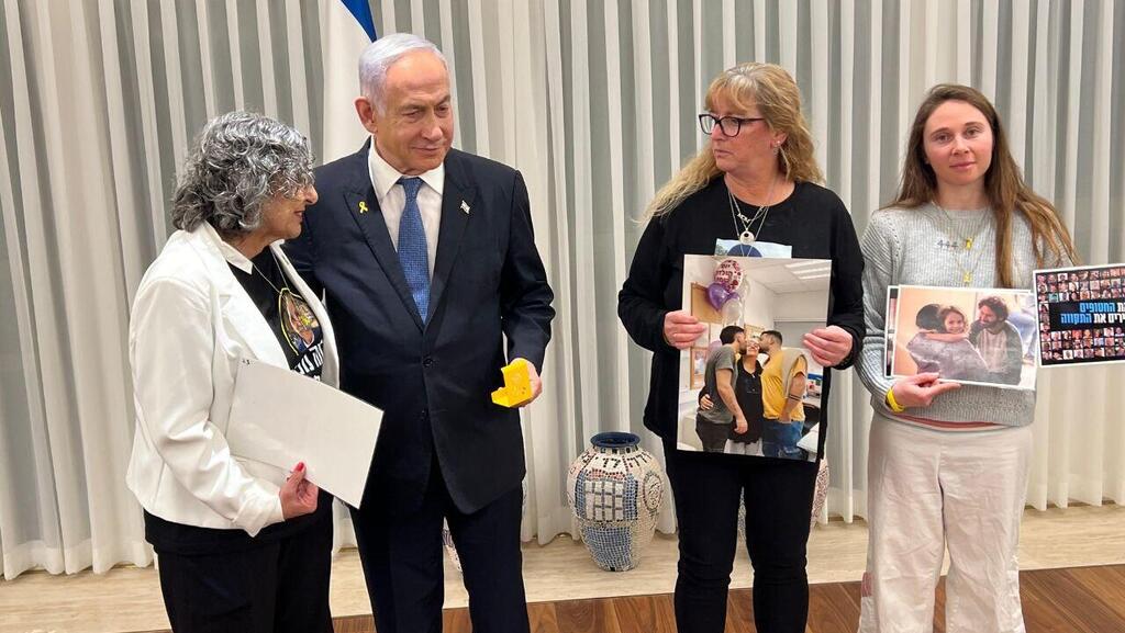 רה"מ בנימין נתניהו בפגישה עם משפחות חטופים, וקיבל מהם חנוכיה לקראת חג החנוכה