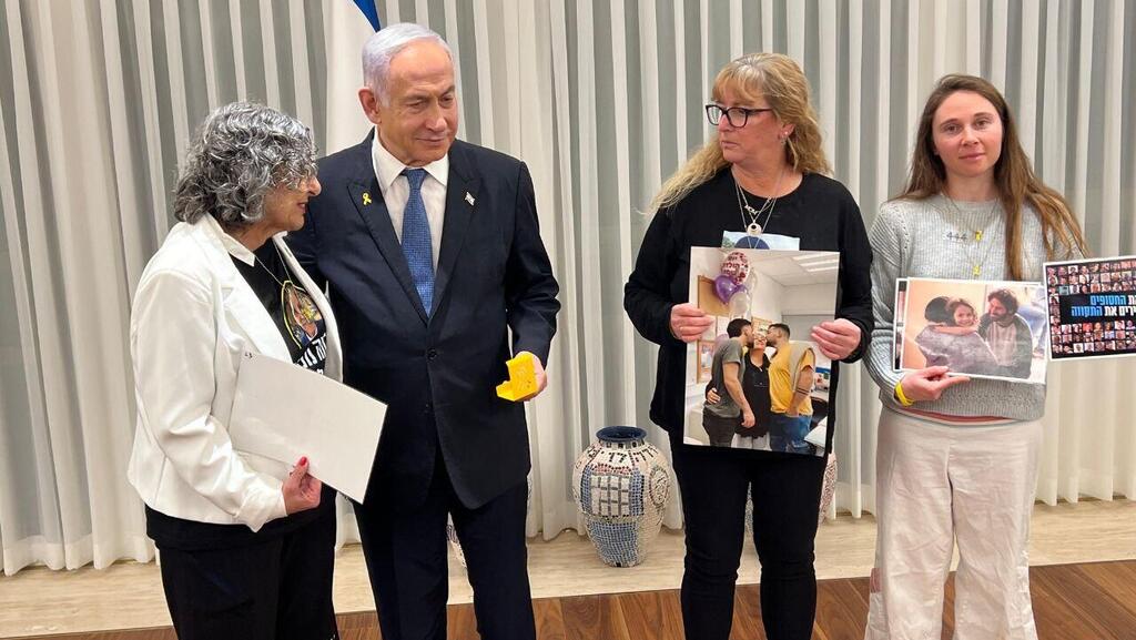 Prime Minister Benjamin Netananyahu met with the parents of Gaza hostages ahead of Hanukkah (Photo: Spokesperson, Prime Minister's Office) רה"מ בנימין נתניהו בפגישה עם משפחות חטופים, וקיבל מהם חנוכיה לקראת חג החנוכה