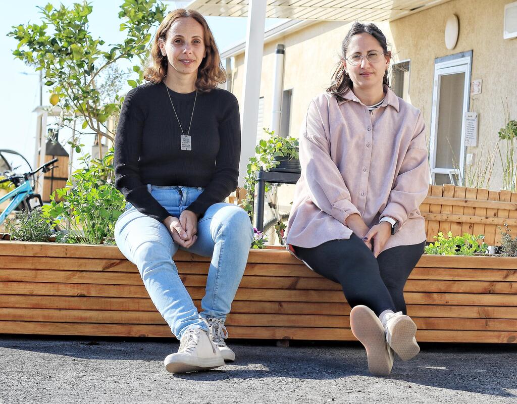 Rebuilding a community together (Photo: Meir Even Haim) מנהלת הפרויקטים עדי וייס והאדריכלית בר קרבונה, תושבות בארי