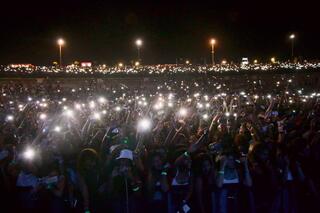 קהל בהופעה של כריס בראון, שנערכה בראשון לציון ב-2015