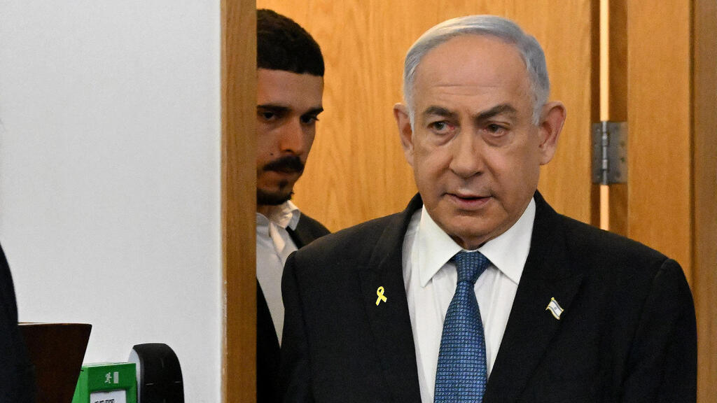 צילום: DEBBIE HILL / POOL / AFP רה"מ בנימין נתניהו נכנס לאולם הדיונים על מנת לתת עדות תיקי אלפים