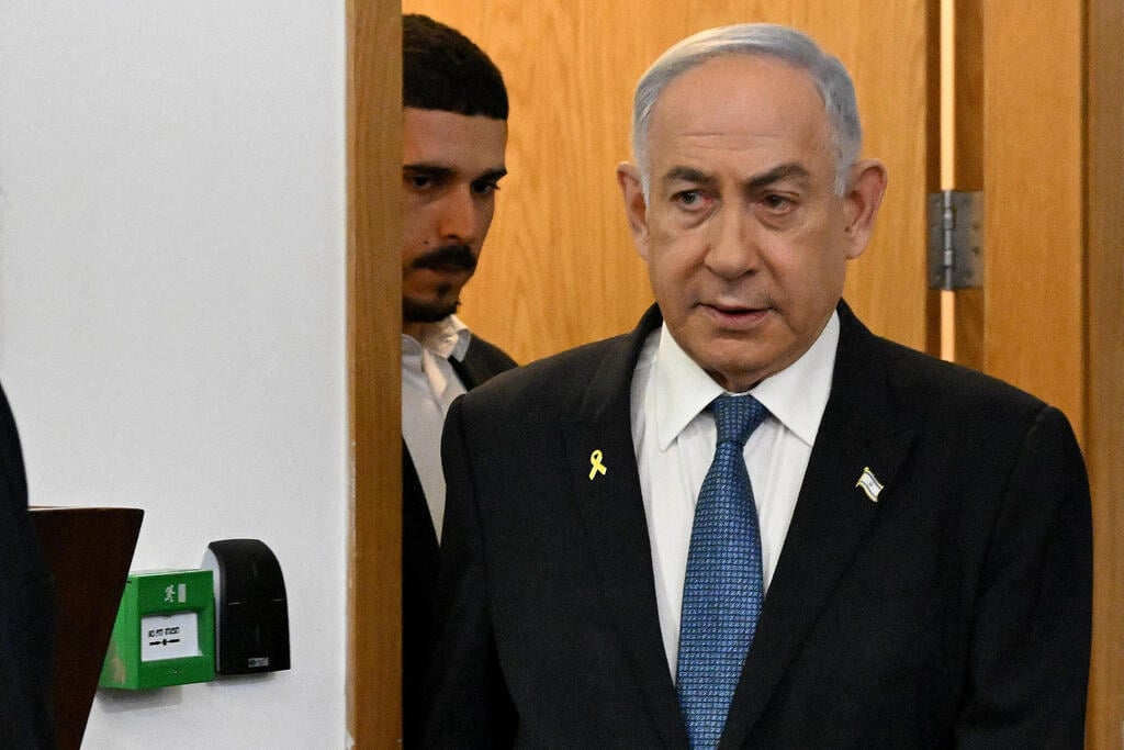 צילום: DEBBIE HILL / POOL / AFP רה"מ בנימין נתניהו נכנס לאולם הדיונים על מנת לתת עדות תיקי אלפים