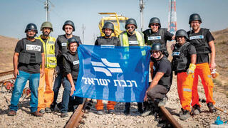 עם שכפ"צים וקסדות - עובדי רכבת ישראל ממשיכים בעבודות תשתית ופיתוח תחת אש