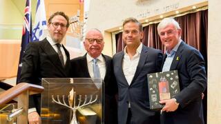 רופרט מרדוק בבית כנסת בסידני