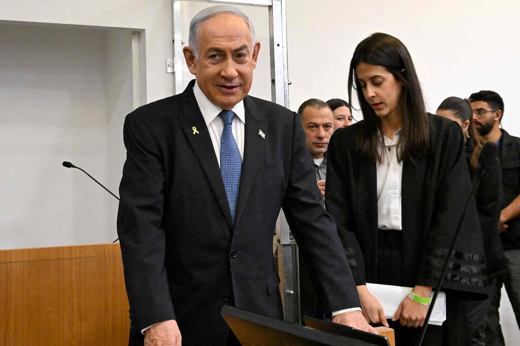 צילום: DEBBIE HILL / POOL / AFP רה"מ בנימין נתניהו נכנס לאולם הדיונים על מנת לתת עדות תיקי אלפים