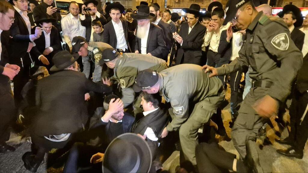 צילום: עידו ארז הרס שמשה של מכונית הפגנת חרדים רמת גן בני ברק