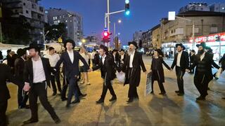 הרס שמשה של מכונית הפגנת חרדים רמת גן בני ברק