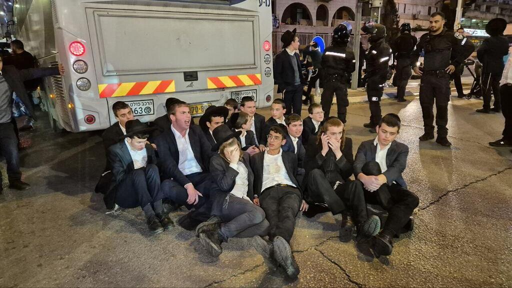 צילום: עידו ארז הרס שמשה של מכונית הפגנת חרדים רמת גן בני ברק