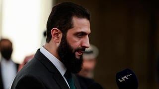 אבו מוחמד אל-ג'ולאני ששמו האמיתי אחמד א-שרע השליט בפועל של סוריה ומנהיג המורדים הג'יהאדיסטים מ הייאת תחריר א-שאם במפגש עם בכיר מקטאר ב דמשק 23 בדצמבר