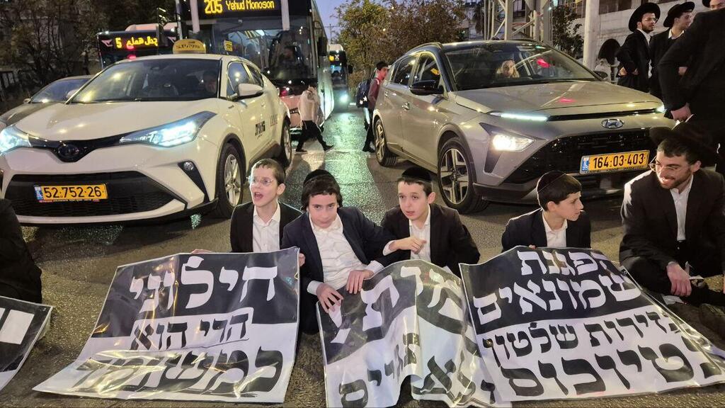 "ההפגנה בלתי חוקית". המפגינים בבני ברק (צילום: עידו ארז) הרס שמשה של מכונית הפגנת חרדים רמת גן בני ברק