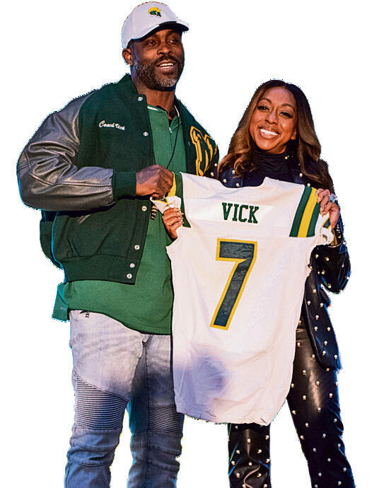 ויק ואשתו עם חולצת נורפולק סטייט | צילום: AP yk14198753