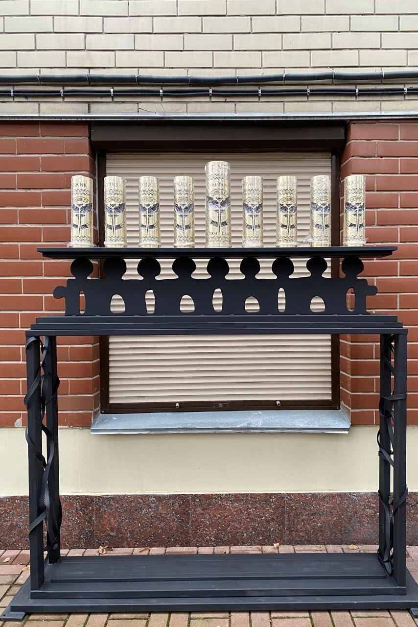The menorah in Ukraine incorporated the remains of a drone that crashed into a Jewish school (Photo: Jewish Community in Kiev – JCC) החנוכייה באוקראינה ששולבו בה שרידי כטב"ם שנפל בבית ספר יהודי