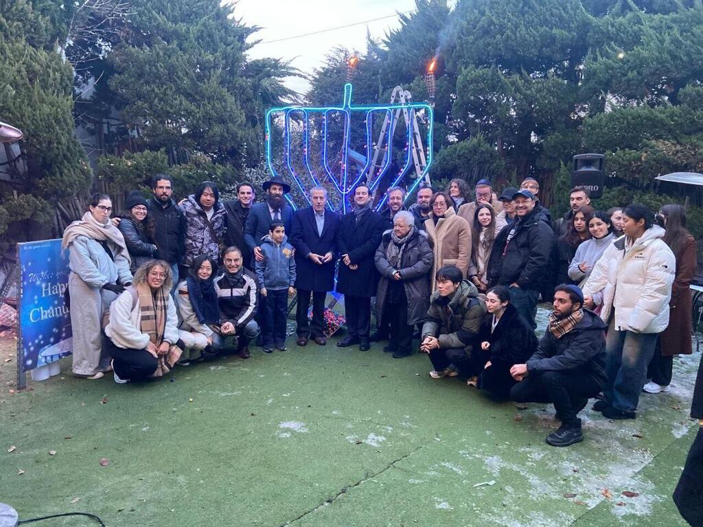 Lighting in South Korea (Photo: Courtesy of Chabad South Korea) הדלקת חנוכייה בדרום קוריאה