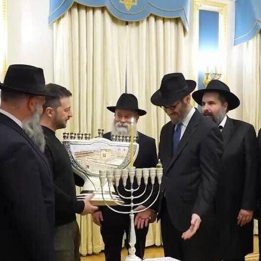 In the presidential bunker of the Jewish President of Ukraine, Volodymyr Zelensky, the lighting of the first candle of Hanukkah was held (Photo: FJCU/Ukrainian Presidential Office) וולודימיר זלנסקי מדליק חנוכייה בקייב