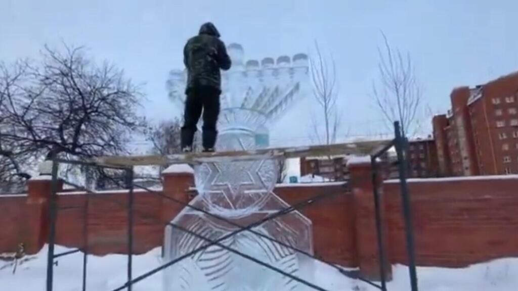 Ice Menorah in Tyumen, Siberia (Photo: Courtesy of Chabad) חנוכיית קרח בטיומן, סיביר