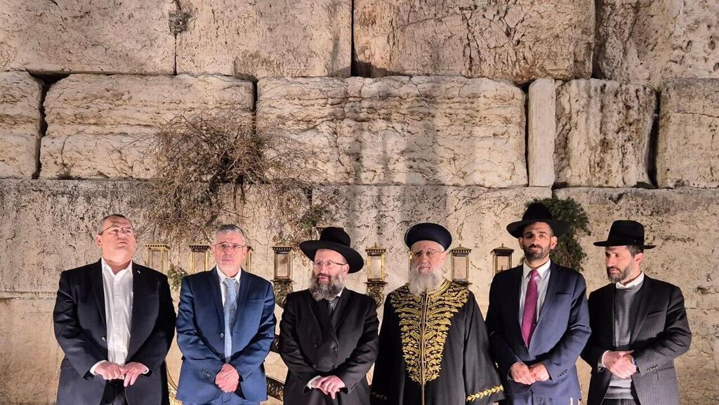 "Lighting the Light for the Hostages" at the Western Wall Plaza (Photo: The Western Wall Heritage Foundation) נר ראשון של חנוכה ברחבת הכותל, יחד עם משפחות החטופים