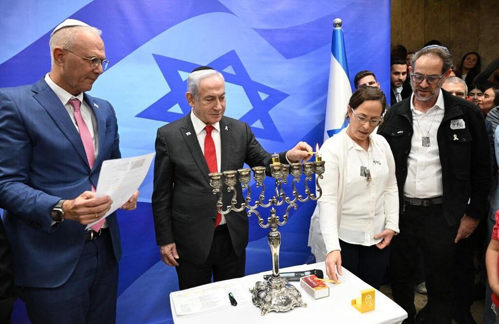 Prime Minister Benjamin Netanyahu said at the lighting of the first candle in his office in Jerusalem: "The Houthis will also learn what Hamas, Hezbollah, the Assad regime and others have learned, and this will also take time" (Photo: Noam Matari, GPO) נתניהו בהדלקת נר ראשון של חנוכה עם עובדי משרד רה"מ: "גם החות'ים ילמדו את מה שלמדו החמאס, חיזבאללה, משטר אסד ואחרים"