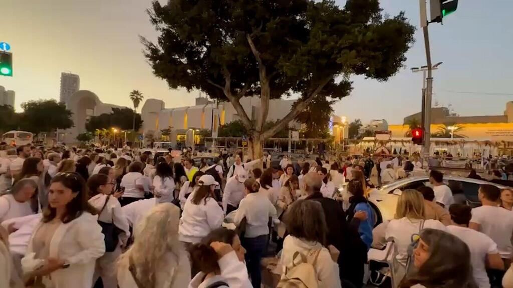 פיזור הפגנת משפחות החטופים מול הקריה