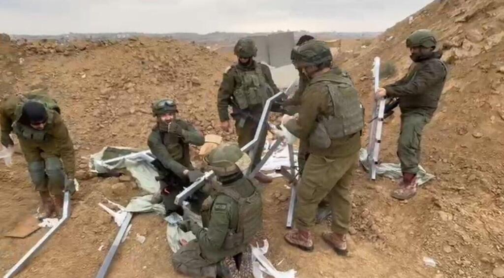 IDF soldiers work on setting up a giant menorah in Gaza (Photo: Courtesy of Chabad) חיילי צה"ל מדליקים חנוכיית ברצועת עזה