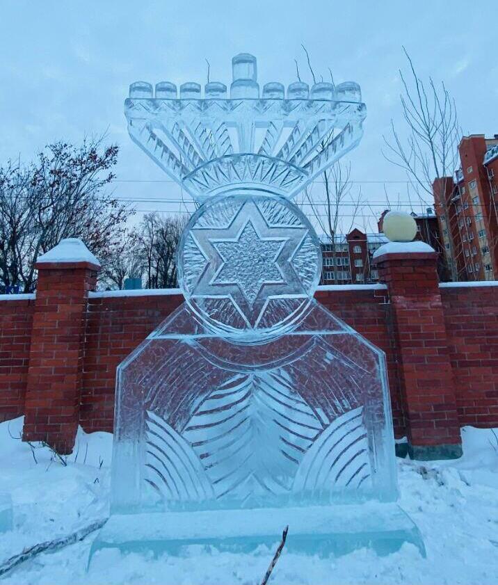 An ice menorah in Siberia (Photo: Courtesy of Chabad) חנוכייה בסיביר