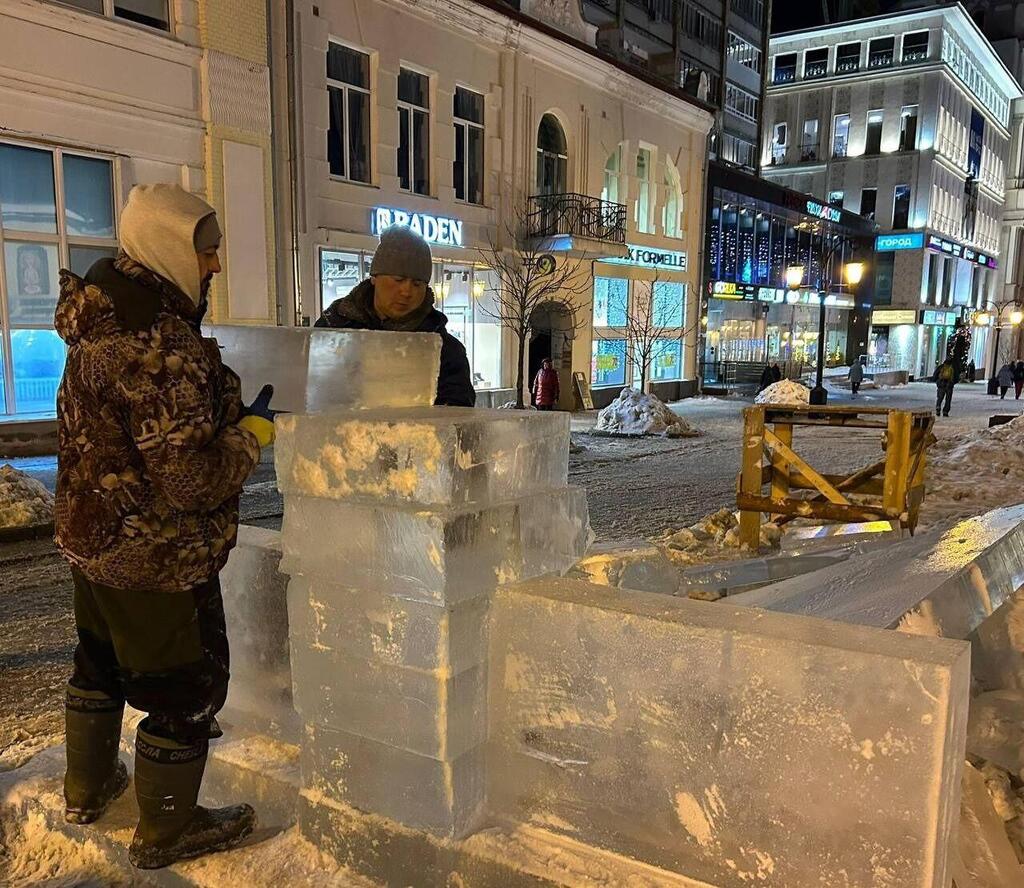 Lighting a Hanukkah menorah in the city of Samara, Russia (Photo: Courtesy of Chabad) הדלקת חנוכייה בעיר סמרה שברוסיה