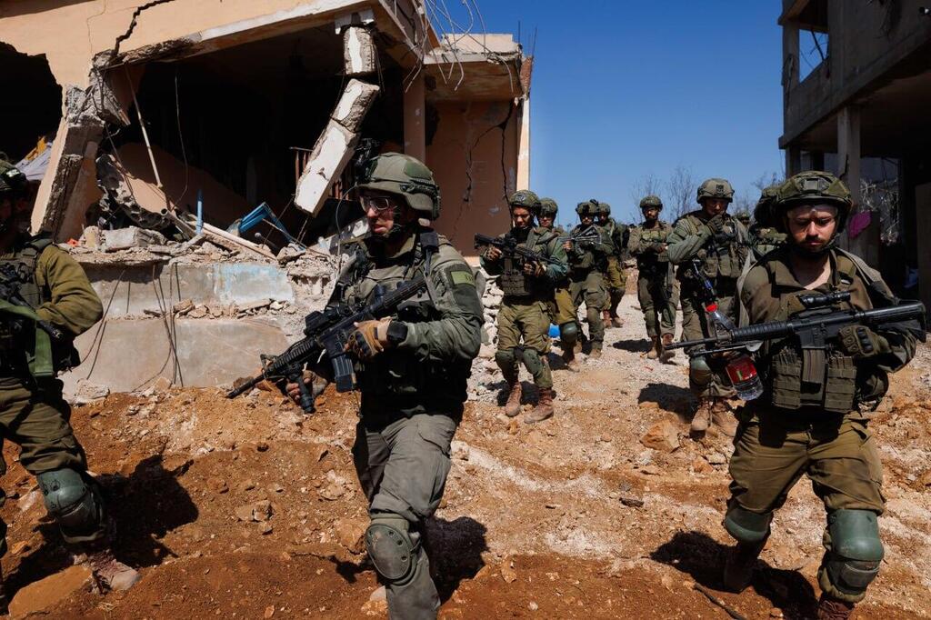 "מוכן להקריב הכל עבור האחר, רציני וחכם, חבר טוב". סרן במיל' עמית חיות ז"ל (במרכז) (צילום: זיו קורן) חטיבת המילואים 228 בזמן התמרון בלבנון
