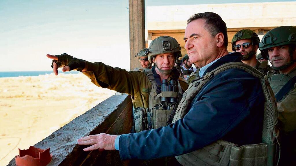 Defense Minister Israel Katz in Gaza (Photo: Defense Ministry ) שר הביטחון ישראל כ"ץ עם אלוף פיקוד דרום אלוף ירון פינקלמן, בסיור ברפיח