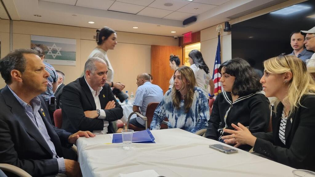 Wilf and Setton with shlichim to US campuses (Photo: The Jewish Agency) מנכ״ל הסוכנות היהודית יהודה סטון ויו״ר חבר הנאמנים מארק וילף עם שליחים המשרתים בקמפוסים בארה״ב