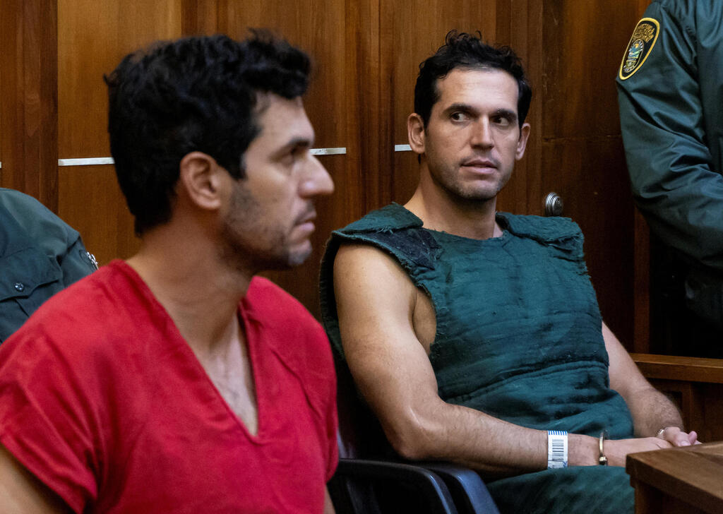 Oren and Alon Alexander in court (Photo: MATIAS J. OCNER / Reuters) האחים אלכסנדר, אלון מימין ואורן משמאל, בבית המשפט