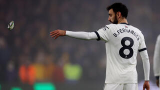 ברונו פרננדש מוסר את סרט הקפטן לאחר ההרחקה