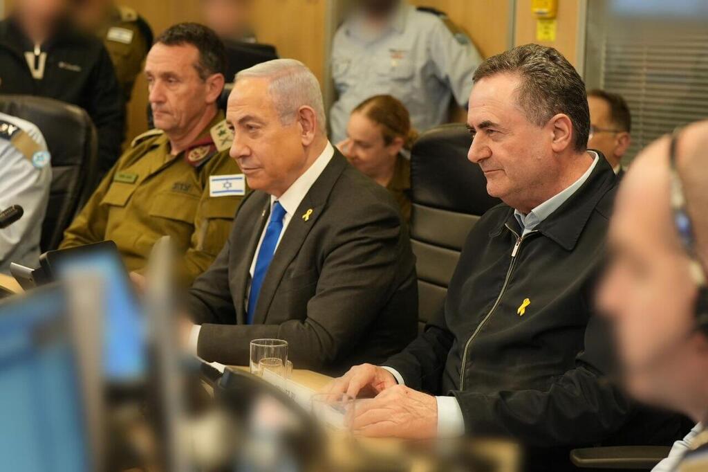 כ"ץ ונתניהו. בישראל מאותתים שאם לא תהיה עסקה, ייגבה מחיר מחמאס (צילום: אלעד מלכה, משרד הביטחון) בנימין נתניהו, ישראל כ"ץ, מפקד חיל האוויר והרצי הלוי בבור חיל האוויר במהלך התקיפה בתימן