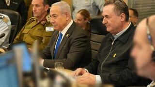 בנימין נתניהו, ישראל כ"ץ, מפקד חיל האוויר והרצי הלוי בבור חיל האוויר במהלך התקיפה בתימן