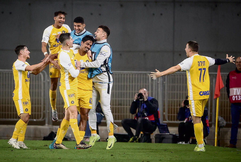 אבי המהפך. דור פרץ והחברים חוגגים תואר ראשון | צילומים: עוז מועלם yk14201628