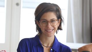 דפנה לוסטיג ובן זוגה - ליד ספת הפסים שלהם. עיצוב: אלברט אסקולה