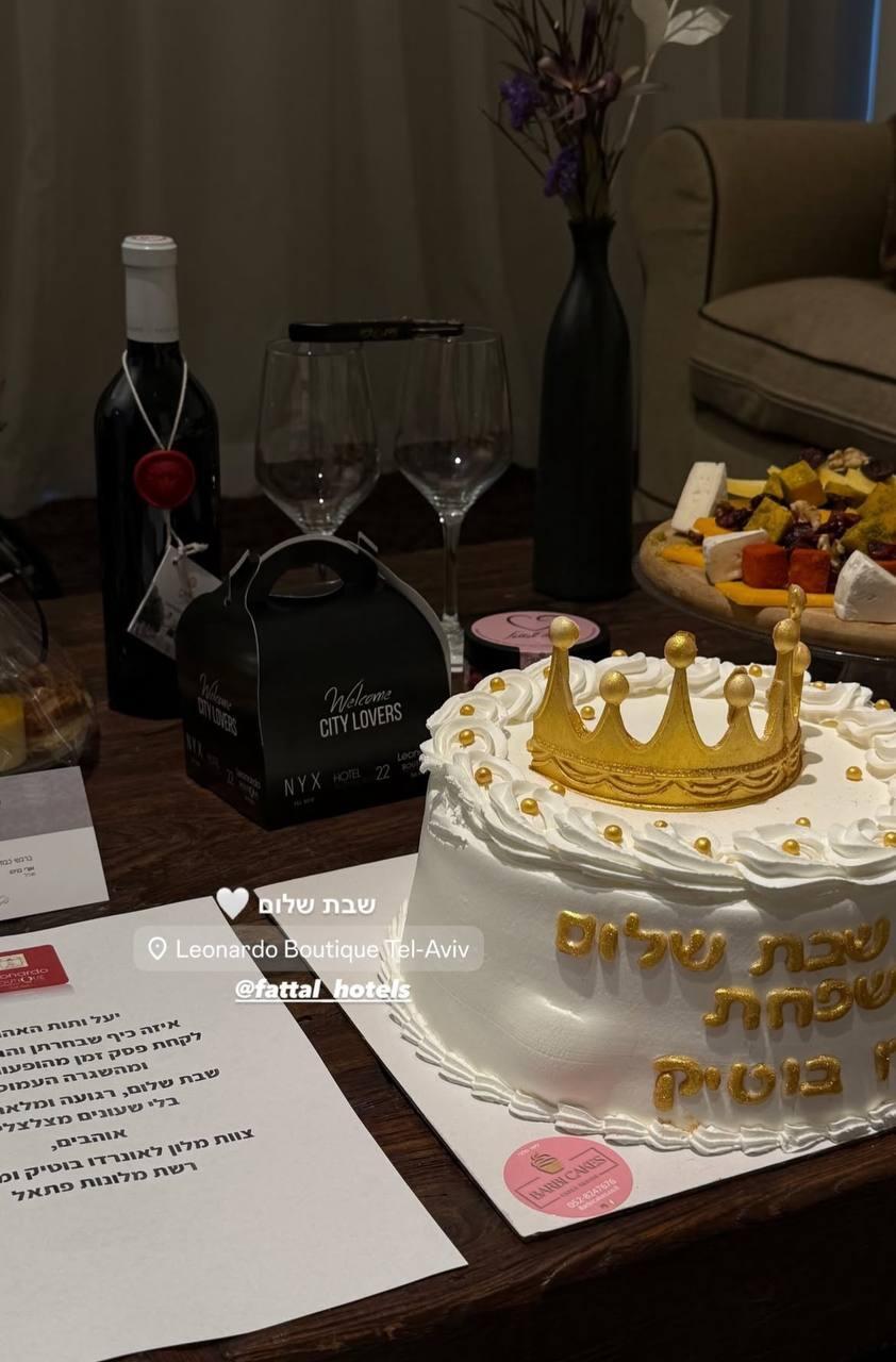 ואיפה עומר? (צילום מסך) יעל שלביה עושה את השבת במלון