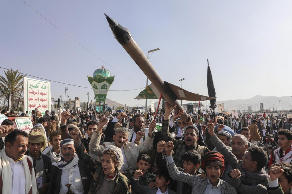 חות'ים בצנעא במפגן תמיכה בעזה (צילום: AP Photo/Osamah Abdulrahman) חות'ים במפגן תמיכה בעזה ב צנעא תימן 27 בדצמבר