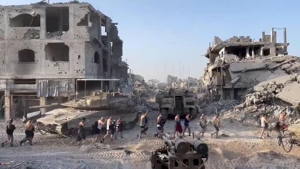 מוקפים בטנקים ומקלע: עזתים מפונים באזור בית החולים בג'באליה עזתים מפונים מבית החולים כמאל עדוואן בצפון רצועת עזה