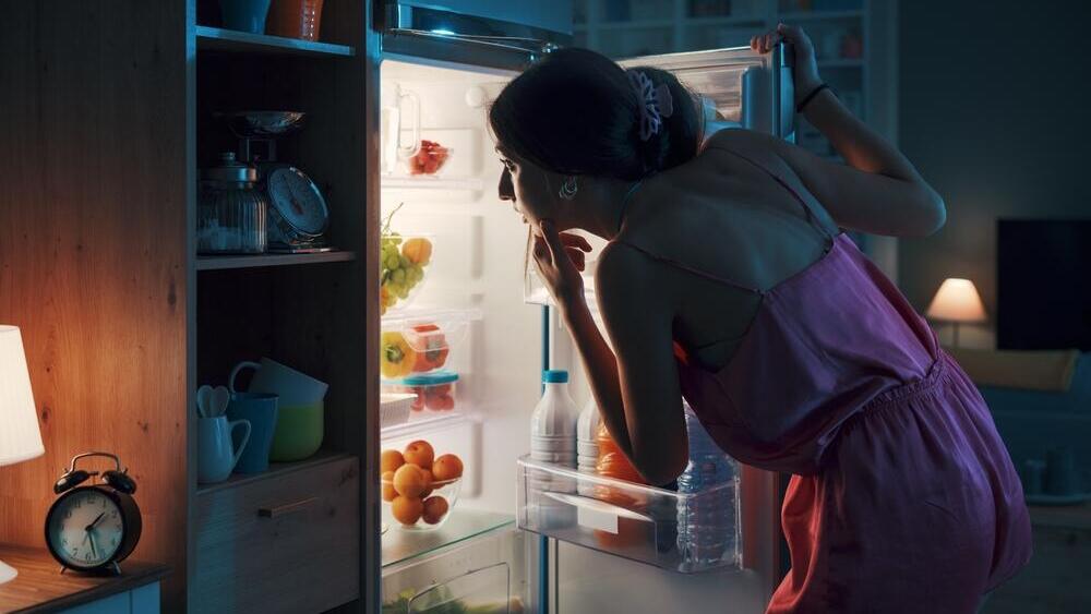החלטתם לאכול? לכו על משהו קל (צילום: shutterstock) אכילה לילית