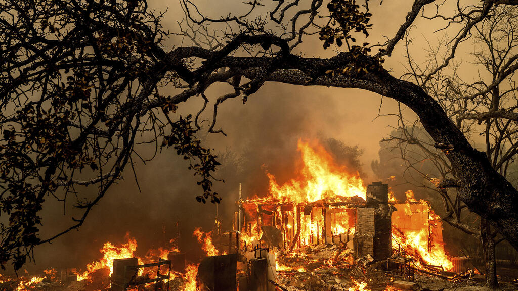 Fire in California due to climate change (Photo: Noah Berger, AP) שריפה בקליפורניה בגלל שינויי האקלים