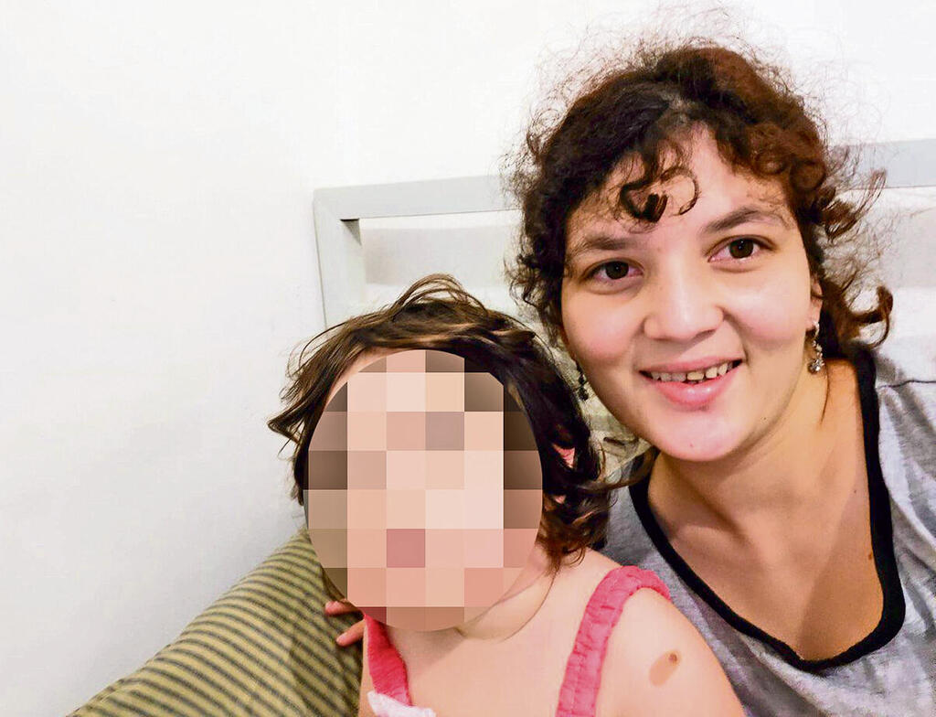 ויקה שקולניק ז"ל ובתה yk14204708