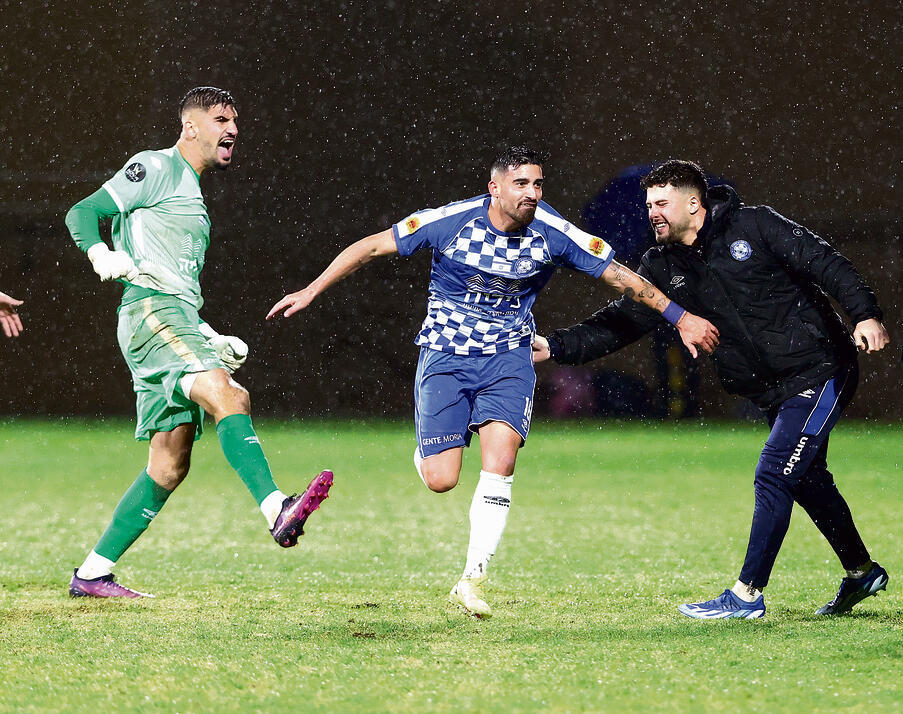 משה גולן והחברים אחרי שקבע 1:1 | צילום: עוז מועלם yk14205218