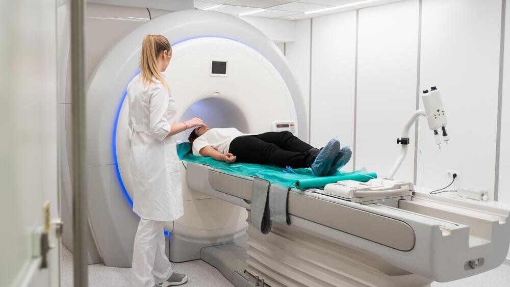 אבחון CVT מתבצע באמצעות בדיקות הדמיה, כגון MRI ו-CT של המוח (צילום: Shutterstock) MRI