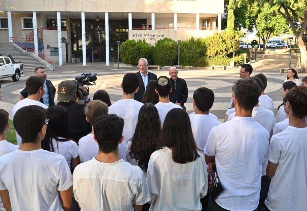 Former defense minister Benny Gantz speaks with students (Photo: Defense Ministry) נערים נערות בני נוער תיכון נצרת מכשיר הכשרה הכשרות שב"כ מוסד 8200 תפקיד תפקידים ביטחוני ביטחוניים
